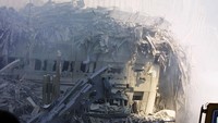 Menara kembar WTC hancur usai ditabrak oleh pesawat yang dibajak tersebut. Ron Agam/Getty Images.