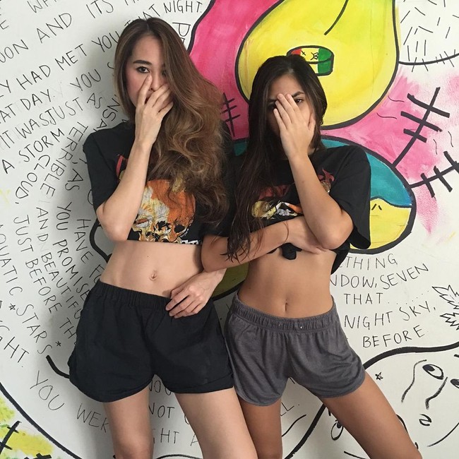 Ina Thomas dan Jeremy Thomas menurunkan kebiasaan sehat mereka baik dalam menjaga pola makan dan berolahraga pada kedua anak mereka. Sehingga tidak heran jika kini Valerie dan Matthew juga punya tubuh atletis seperti kedua orangtuanya. Potret kompak Ina dan Valerie memamerkan perut langsing mereka ini adalah salah satu contohnya. Foto: Instagram