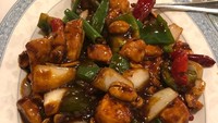 Potongan bawang daun, bawang bombai, dan cabe emrah menambah citarasa Kung Pao Chicken semakin gurih dan lezat. Foto: Instagram @maggiemae34.