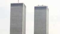 Menera kembar WTC sebelum ambruk ditabrak pesawat yang dibajak Al-Qaeda. Chris Hondros/Newsmakers/Getty Images.