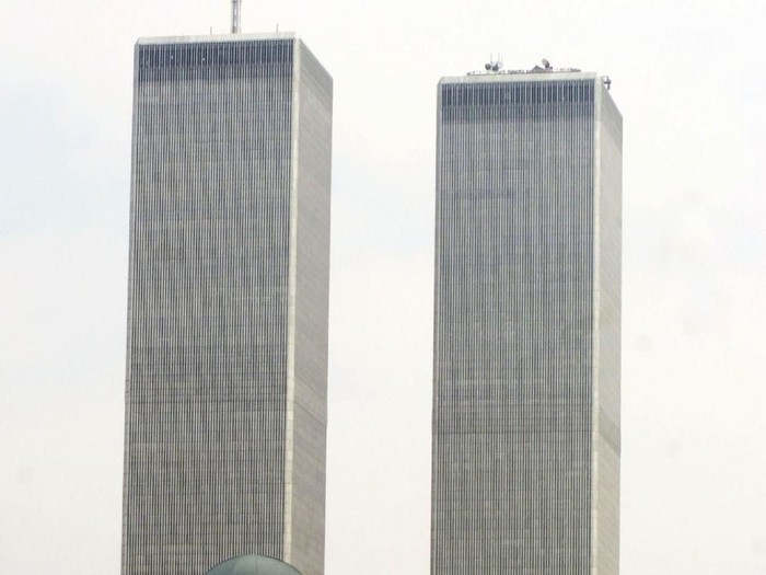 Menara kembar World Trade Center (WTC) ambruk dan rata dengan tanah usai dihantam dua pesawat yang dibajak Al-Qaeda. Peristiwa itu terjadi tepat 17 tahun lalu.
