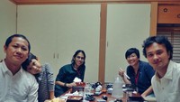 Menurut Angga, ini merupakan restoran yang menyediakan unagi terbaik di wilayah Hakata, Jepang. Ia terlihat sedang makan malam bersama Nicholas Saputra dan sineas asal Indonesia lain.Foto: Instagram anggasasongko