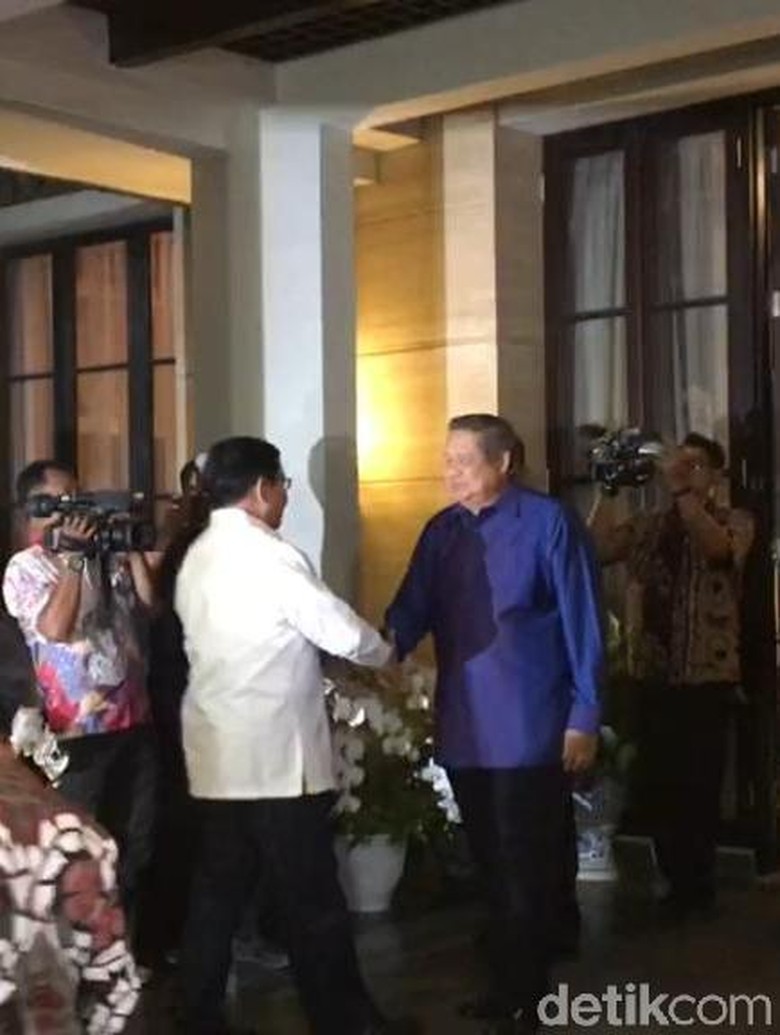 SBY dan AHY Sambut Prabowo-Sandiaga SBY dan AHY Sambut Prabowo-Sandiaga
