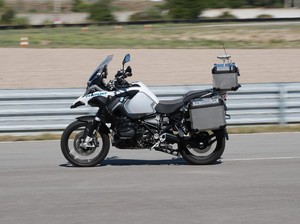 Perlu Ditiru Nih, Lelang Moge BMW Demi Bagi-bagi Masker dan Makan