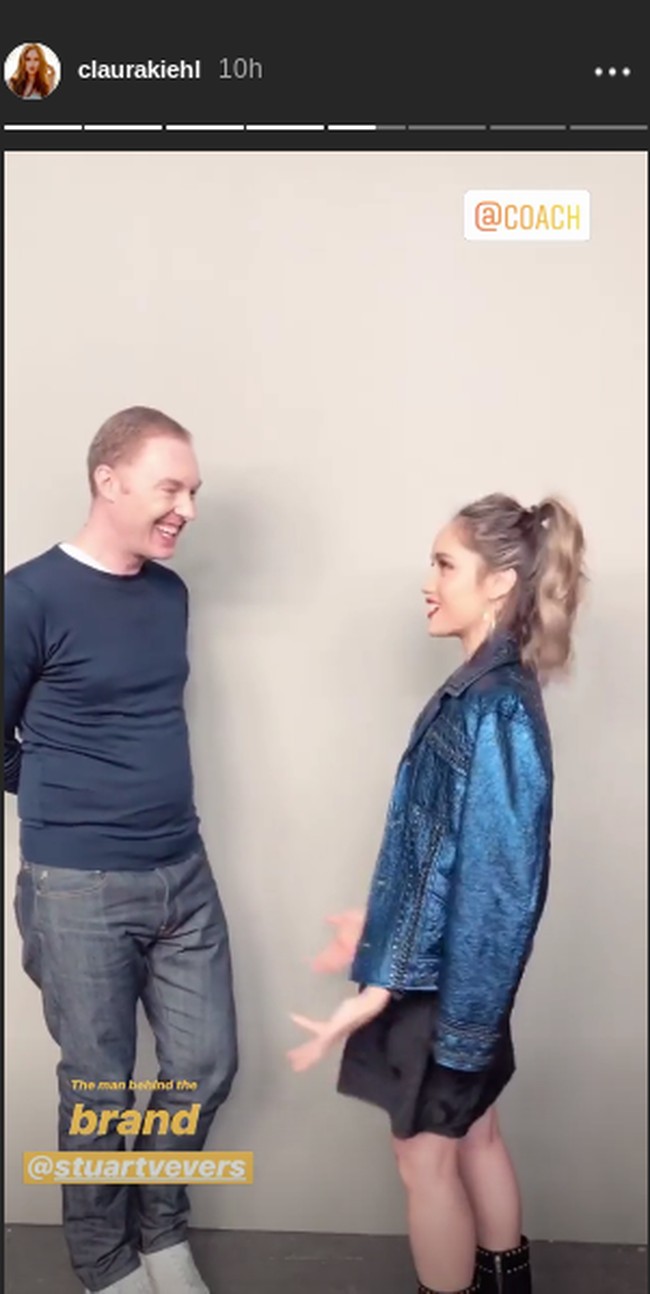 Ia pun memperlihatkan momen akrabnya dengan sang desainer Stuart Vevers. Keduanya terlihat mengobrol sebelum berfoto bersama. Foto: Instagram @claurakiehl
