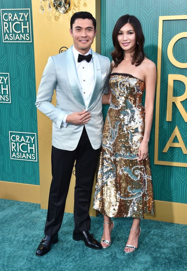 Premier Crazy Rich Asians di Los Angeles, Gemma tampil stunning mengenakan gaun sequin emas berkilauan yang datang dari brand Oscar de la Renta. Ia berpose bersama Henry Golding, pemeran Nick Young. Foto: Getty Images