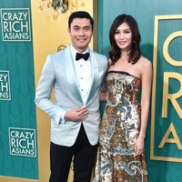 Premier Crazy Rich Asians di Los Angeles, Gemma tampil stunning mengenakan gaun sequin emas berkilauan yang datang dari brand Oscar de la Renta. Ia berpose bersama Henry Golding, pemeran Nick Young. Foto: Getty Images