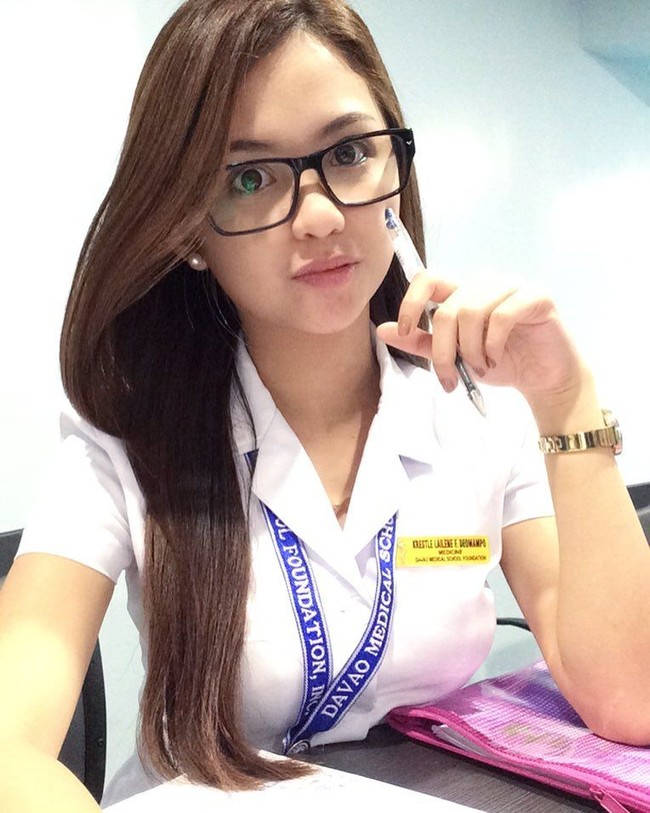 Krestle mendadak menjadi perbincangan setelah fotonya diunggah salah satu temannya di media sosial saat sedang menjalankan tugasnya sebagai dokter sunat. Foto: Instagram