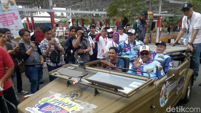 Kirab Obor Asian Para Games di Makassar, Rabu (12/9). (Ibnu Munsir/detikSport) Kirab Obor Asian Para Games di Makassar, Rabu (12/9). (Ibnu Munsir/detikSport)