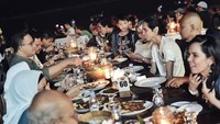 Ini dia suasana makan malam peraih predikat sutradara terbaik dalam Piala Citra 2010 saat ia menyutradarai film Hari Untuk Amanda bersama Gubernur DKI Jakarta, Anies Baswedan dan istrinya. Foto: Instagram anggasasongko
