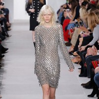 Michael Kors merancang gaun tersebut untuk koleksi Fall 2016. Dikabarkan InStyle, butuh waktu 390 jam hanya untuk merajut kristalnya. Ditengok di situs department store Neiman Marcus, gaun ini dijual seharga US$ 2.498 atau sekitar Rp 40 juta. (Foto: JP Yim/Getty Images For Michael Kors)