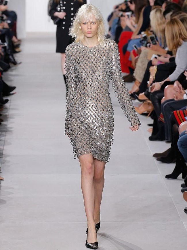 Michael Kors merancang gaun tersebut untuk koleksi Fall 2016. Dikabarkan InStyle, butuh waktu 390 jam hanya untuk merajut kristalnya. Ditengok di situs department store Neiman Marcus, gaun ini dijual seharga US$ 2.498 atau sekitar Rp 40 juta. (Foto: JP Yim/Getty Images For Michael Kors)