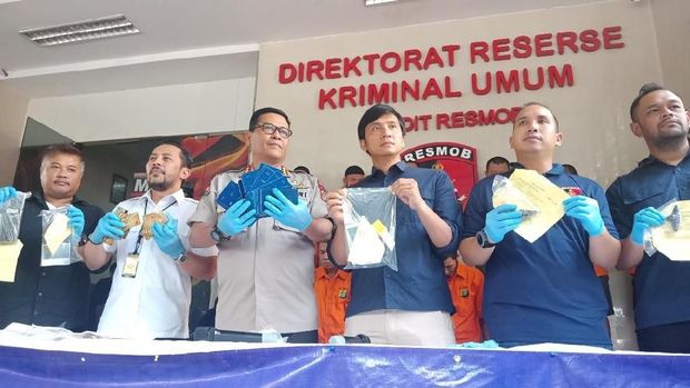 Polisi memamerkan barang bukti ganjal ATM