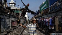 Sebagian warga juga mendirikan kandang hewan peliharaan di pinggir rel.