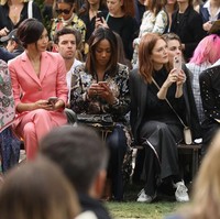 Duduk di barisan berprestise front row, Gemma Chan bersanding dengan sejumlah aktris ternama. Mereka di antaranya Katie Holmes, Julianne Moore, dan Tifanny Haddish. (Foto: Getty Images)