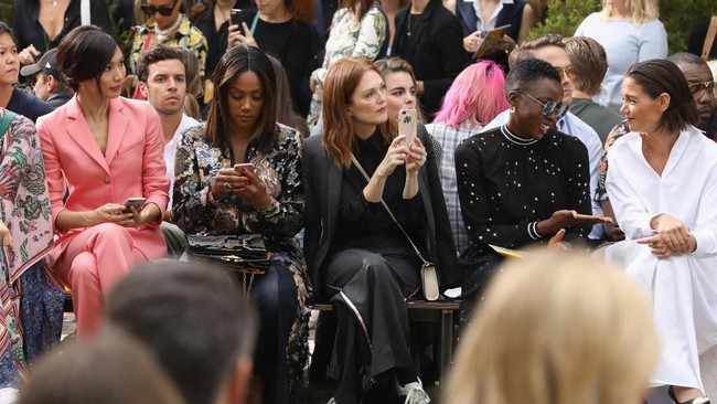Duduk di barisan berprestise front row, Gemma Chan bersanding dengan sejumlah aktris ternama. Mereka di antaranya Katie Holmes, Julianne Moore, dan Tifanny Haddish. (Foto: Getty Images)
