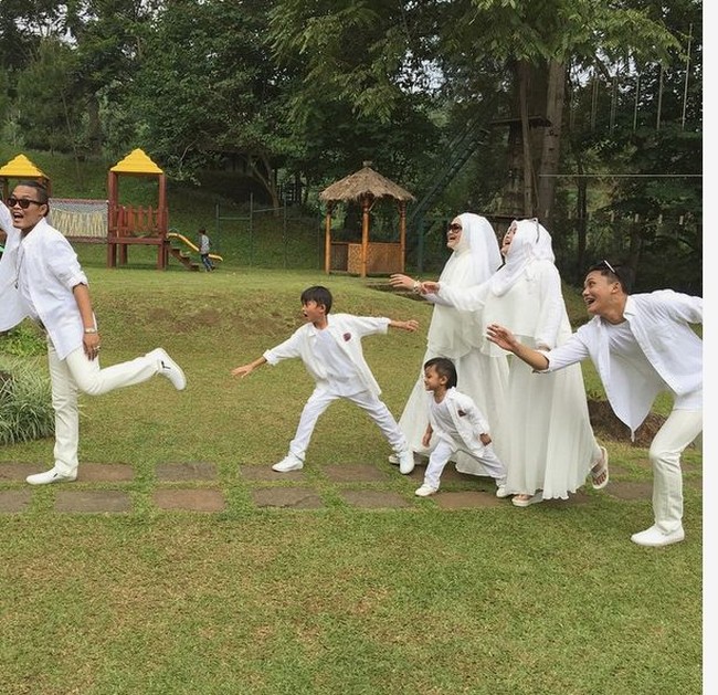 Keseruan Sule, Lina, dan anak-anak saat foto keluarga. Mereka kompak berbalut baju serba putih. (Foto: Instagram/@rizkyfbian)