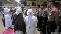 Aksi demo emak-emak ini pun mendapat pengawalan ketat dari apart kepolisian. Beberapa petugas polisi dan polwan dikerahkan untuk berjaga di simpang perempatan Museum Polri.