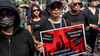 Para peserta aksi membawa serta poster meminta Meilina dibebaskan dari vonis bersalah dan juga mereka meminta para hakin memvonis dengan membebaskan diri dari tekanan pihak manapun.