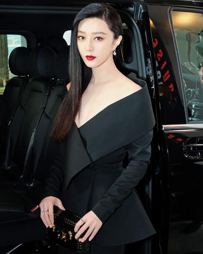 Fan Bingbing yang dikenal publik Indonesia salah satunya lewat aktingnya dalam serial drama Putri Huan Zhu disebut sudah tidak eksis di dunia nyata dan maya sejak dua bulan lalu. Dia terakhir kali terlihat di dunia nyata saat mengunjungi sebuah rumah sakit anak-anak pada 1 Juli 2018. Sedangkan di media sosial, dia terakhir melakukan aktivitas yaitu pada akun Weibo dengan memberikan like pada sejumlah postingan. Dan aktivitas terakhirnya di Instagram dilakukan dengan mengunggah foto penampilannya di karpet merah Festival Film Cannes pada Juni 2018. Setelah itu dia seolah ‘hilang’ dari media sosial. Foto: Instagram