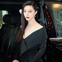 Fan Bingbing yang dikenal publik Indonesia salah satunya lewat aktingnya dalam serial drama Putri Huan Zhu disebut sudah tidak eksis di dunia nyata dan maya sejak dua bulan lalu. Dia terakhir kali terlihat di dunia nyata saat mengunjungi sebuah rumah sakit anak-anak pada 1 Juli 2018. Sedangkan di media sosial, dia terakhir melakukan aktivitas yaitu pada akun Weibo dengan memberikan like pada sejumlah postingan. Dan aktivitas terakhirnya di Instagram dilakukan dengan mengunggah foto penampilannya di karpet merah Festival Film Cannes pada Juni 2018. Setelah itu dia seolah ‘hilang’ dari media sosial. Foto: Instagram