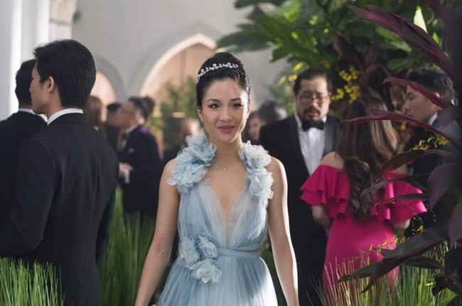 Salah satu busana paling diingat dalam film Crazy Rich Asians adalah gaun Marchesa biru berikut. Busana yang dibentuk dari kain tulle tersebut terlihat lembut namun kuat di saat bersamaan seolah mewakili situasi Rachel saat itu. Foto: Warner Bros