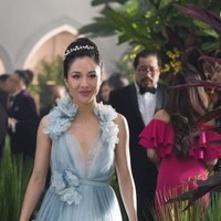 Salah satu busana paling diingat dalam film Crazy Rich Asians adalah gaun Marchesa biru berikut. Busana yang dibentuk dari kain tulle tersebut terlihat lembut namun kuat di saat bersamaan seolah mewakili situasi Rachel saat itu. Foto: Warner Bros