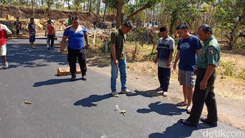 Gara-gara Benda Ini, Jalan Penghubung Desa di Probolinggo Ditutup