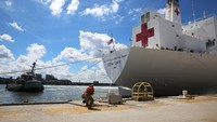 Pemerintah mempersiapkan sejumlah bantuan seperti rumah sakit kapal untuk mengantisipasi banyaknya korban terluka akibat terjangan badai Florence. Jennifer Hunt/US Navy/Handout via Reuters.