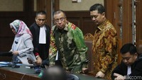 Asrun merupakan mantan Wali Kota Kendari yang sempat mencalonkan diri sebagai Gubernur Sulawesi Tenggara (Sultra) dalam pilkada serentak 2018. Sedangkan, Adriatma menggantikan posisi Asrun sebagai Wali Kota Kendari.