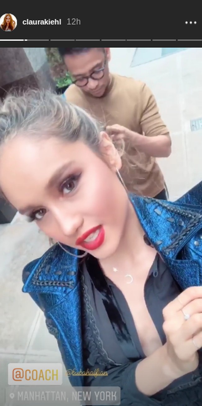 Aktris yang dikabarkan akan menjadi bintang utama film Hollywood bertajuk Nanny Surveillance itu pun mengunggah sejumlah momen melalui Instastory. Dalam unggahan berikut ia memperlihatkan momen sebelum menghadiri fashion show bersama makeup artist Bubah Alfian. Foto: Instagram @claurakiehl