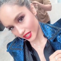 Aktris yang dikabarkan akan menjadi bintang utama film Hollywood bertajuk Nanny Surveillance itu pun mengunggah sejumlah momen melalui Instastory. Dalam unggahan berikut ia memperlihatkan momen sebelum menghadiri fashion show bersama makeup artist Bubah Alfian. Foto: Instagram @claurakiehl