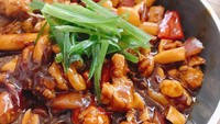 Di China, Kung Pao Chicken ditumis menggunakan saus Szechuan yang pedas dan kaya rempah. Salah satunya dengan menggunakan tamari, cabe Sichuan dan bawang putih. Foto: Instagram @bigbearsbinxter.