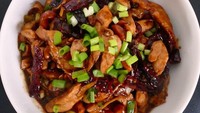 Kung Pao Chicken racikan @bluesandals ini, menggunakan kacang mete yang lebih dulu digoreng hingga garing. Agar rasa gurihnya lebih keluar.