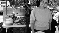 Siapa bilang syuting itu gak bisa sambil piknik? Produser @lalatimothy sama saya lagi masak buat manteman kru film yang lagi mengerubungi tenda dapur, tulis pembuat video klip lagu Jadi Gila milik RAN itu. Foto: Instagram anggasasongko
