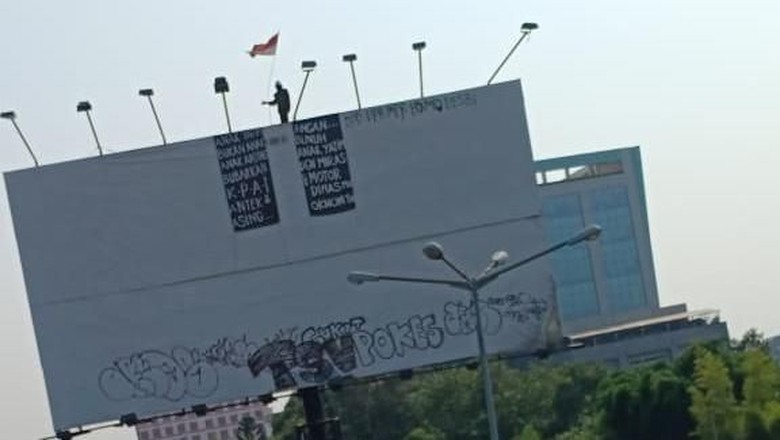10 Jam Berlalu, Pria ini Masih Bertengger di Baliho Pasar Rebo 10 Jam Berlalu, Pria ini Masih Bertengger di Baliho Pasar Rebo