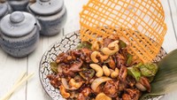 Agar bumbu meresap hingga ke bagian daging ayam, kuah tumisan bisa dibuat hingga lebih kental. Baru setelah itu ditaburkan kacang mete untuk menambah rasa gurih. Foto: Instagram @wickedchina.