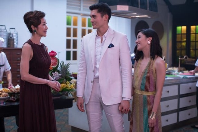 Banyak menampilkan warna, costume designer Mary E. Vogt pun mengaku terinspirasi dari film In the Mood For Love hingga Wizard of Oz. Tengok saja gaya elegan Michelle Yeoh sebagai Eleanor yang bergaun plum keluaran Valentino. Sedangkan Henry Golding dan Constance Wu sebagai Nick dan Rachel menawan dengan busana Missoni. Foto: Warner Bros