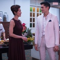 Banyak menampilkan warna, costume designer Mary E. Vogt pun mengaku terinspirasi dari film In the Mood For Love hingga Wizard of Oz. Tengok saja gaya elegan Michelle Yeoh sebagai Eleanor yang bergaun plum keluaran Valentino. Sedangkan Henry Golding dan Constance Wu sebagai Nick dan Rachel menawan dengan busana Missoni. Foto: Warner Bros