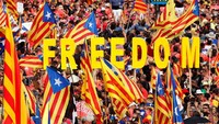 Demonstran juga membawa poster bertuliskan Bebaskan tahanan politik Catalonia sekarang. Seruan itu merujuk pada pemimpin separatis Catalonia yang ditahan otoritas Spanyol terkait upaya memerdekakan diri tahun lalu. Foto: REUTERS/Albert Gea