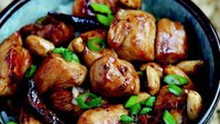 Salah satu hidangan populer dari China ini, punya rasa yang pedas dan gurih. Selain cabe merah, irisan bawang daun yang masih segar bisa menambah rasa. Foto: Instagram @healthmeals4you.