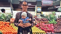 Wah, kali ini Angkasa Rigel diajak ke supermarket. Groceries time with baby T-Rex!, tulis sutradara Hari Untuk Amanda itu. Foto: Instagram anggasasongko