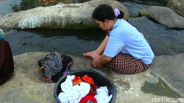 Kekeringan Warga Cirebon  Mandi  dan Cuci Pakaian  di Sungai