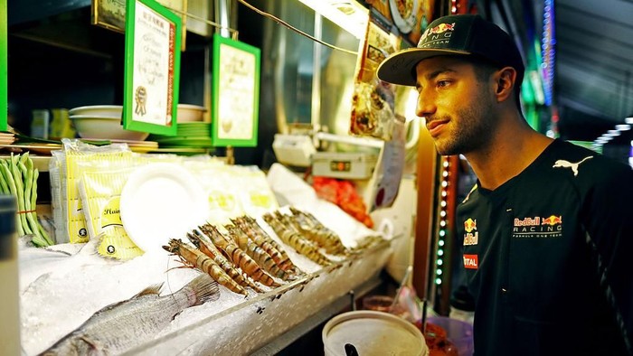 SINGAPORE - SEPTEMBER 15:  Daniel Ricciardo of Australia and Red Bull Racing at the Newton Food Centre during previews ahead of the Formula One Grand Prix of Singapore at Marina Bay Street Circuit on September 15, 2016 in Singapore.  (Photo by Mark Thompson/Getty Images)