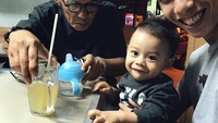Pria yang lahir pada 11 Januari 1985 ini kerap membawa anaknya hang out. 3 generasi, 1 hobi. Nongkrong di warung pengkolan jalan, tulisnya. Foto: Instagram anggasasongko