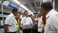 Anies Baswedan didampingi Walikota Jakarta Timur dan Kadishub DKI Andri Yansyah.