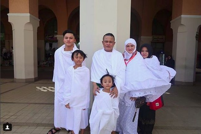 Momen hangat keluarga Sule saat menunaikan ibadah umrah bersama. (Foto: Instagram @rizkyfbian)