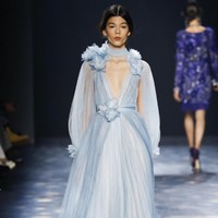 Merupakan koleksi Marchesa Spring 2016 yang sempat dipresentasikan di New York Fashion Week tiga tahun lalu, gaun lengan panjang tersebut dipermanis dengan detail bunga di bahu dan pinggul. Untuk film, bagian lengan ditiadakan sehingga meninggalkan kesan seksi pada penampilan Rachel Chu. (Foto: Dok. Vogue)
