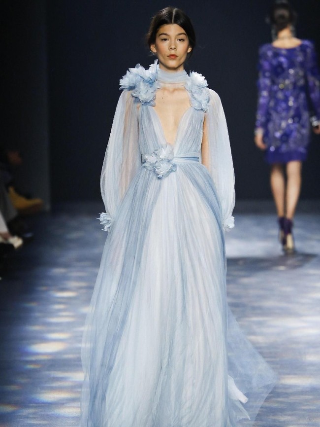 Merupakan koleksi Marchesa Spring 2016 yang sempat dipresentasikan di New York Fashion Week tiga tahun lalu, gaun lengan panjang tersebut dipermanis dengan detail bunga di bahu dan pinggul. Untuk film, bagian lengan ditiadakan sehingga meninggalkan kesan seksi pada penampilan Rachel Chu. (Foto: Dok. Vogue)