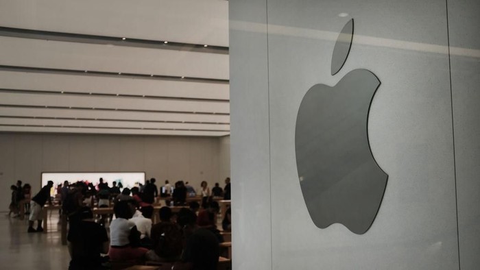 NEW YORK, NY - AUGUST 02:  The Apple logo is displayed in an Apple store in lower Manhattan on August 2, 2018 in New York City. On Thursday the technology company and iPhone maker became the first American public company to cross $1 trillion in value. Apple stock is up more than 20% this year.  (Photo by Spencer Platt/Getty Images)